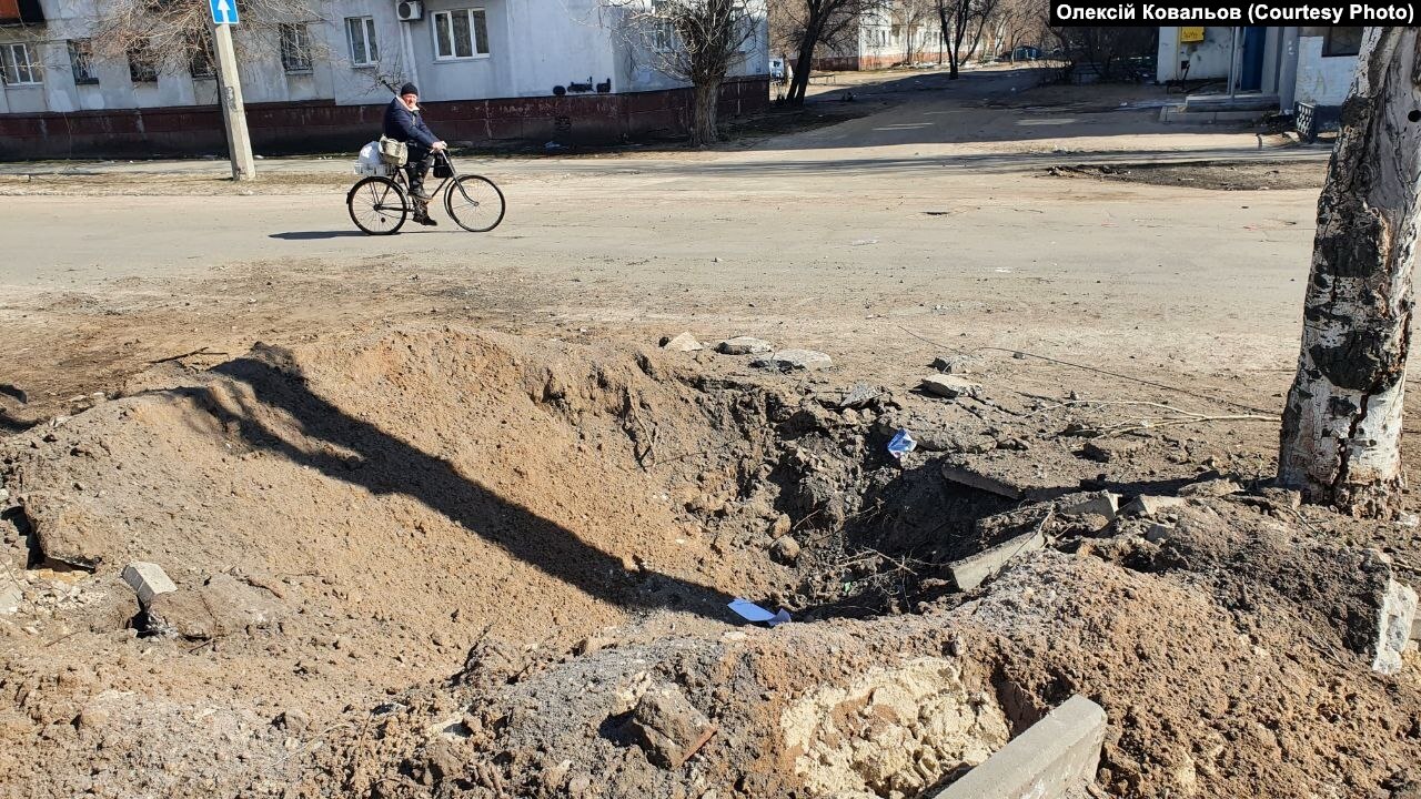 Зруйновані школи, розбиті машини, люди в чергах