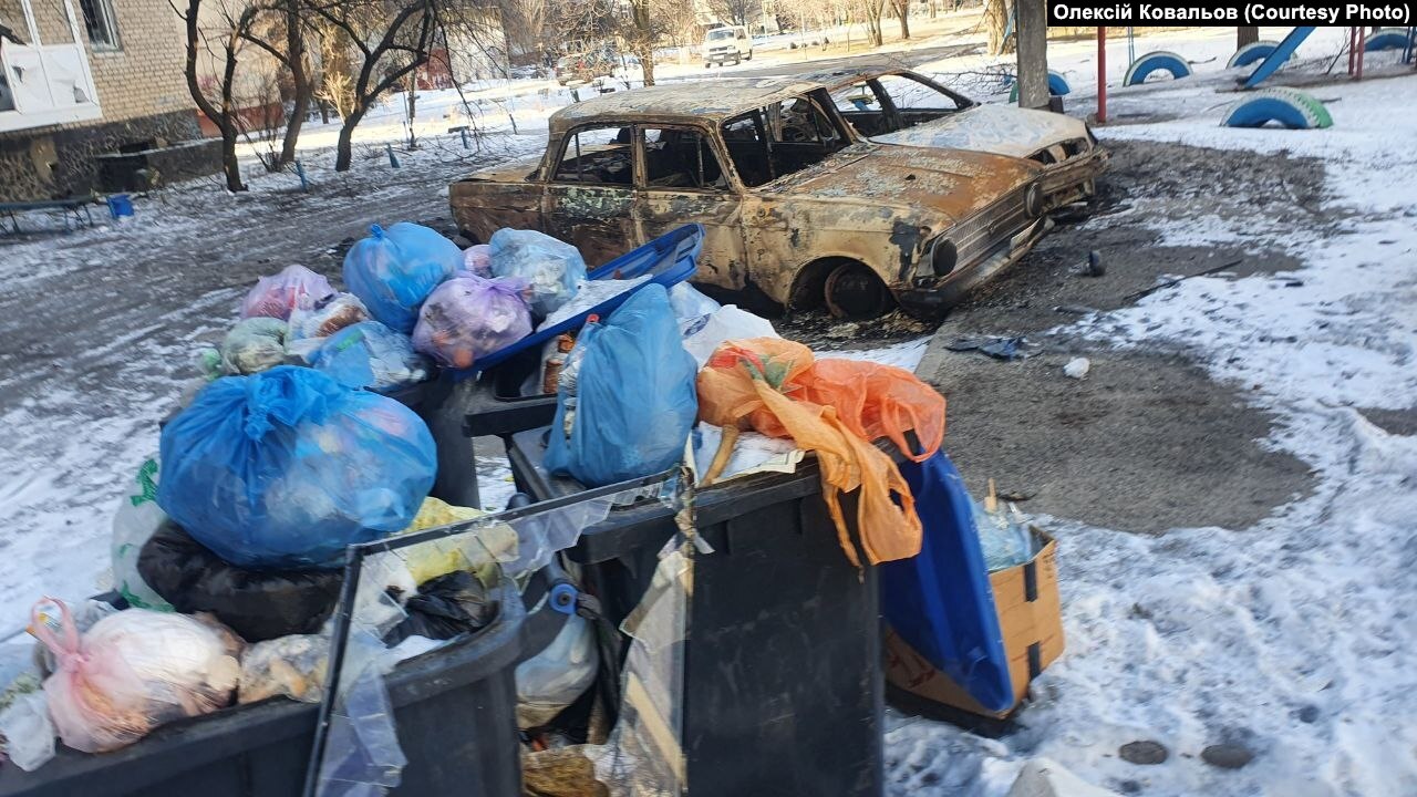 Зруйновані школи, розбиті машини, люди в чергах