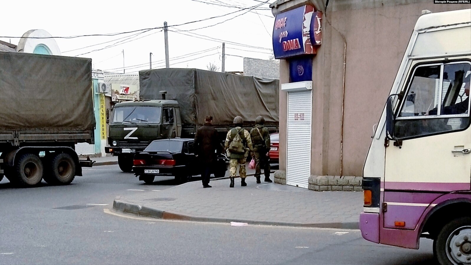 Прийшли озброєні до нас у двір