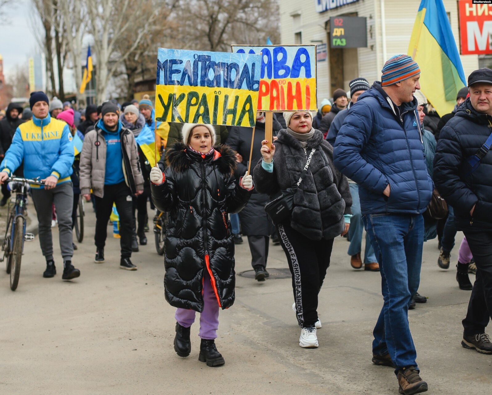 Прийшли озброєні до нас у двір