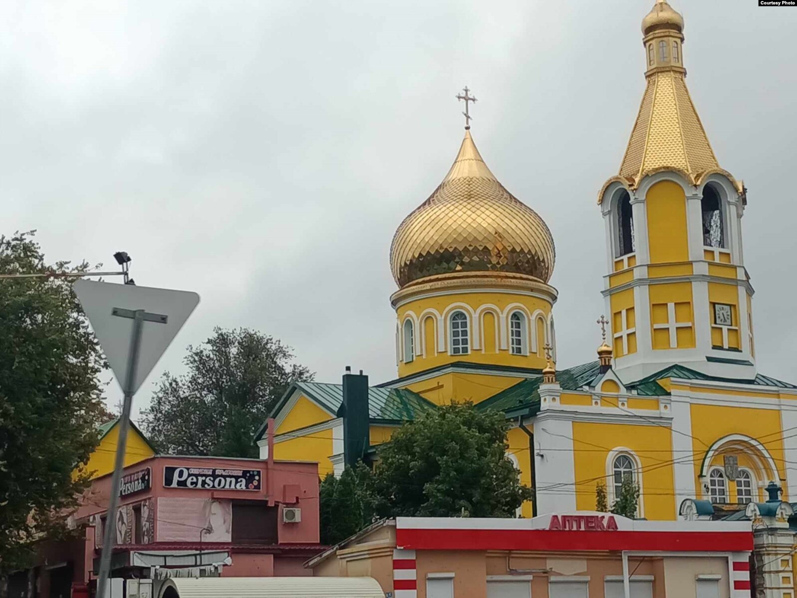 Ми ховаєм доньку, а снаряди летять через нас