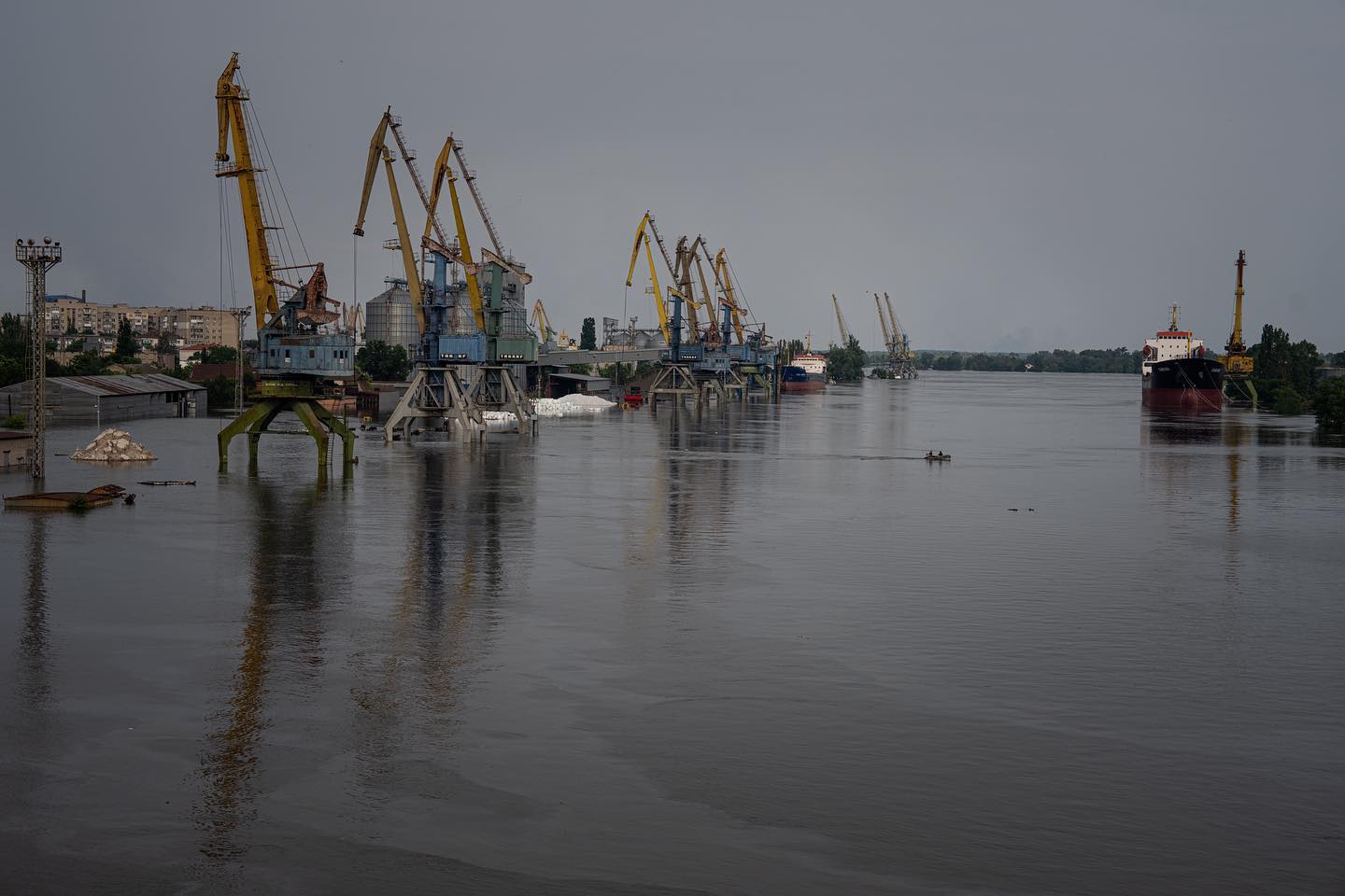 Более 6000 человек эвакуированы из десятков затопленных городов и сел