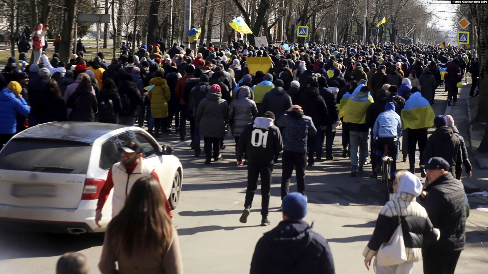 У небі летіла чорна хмара російських гвинтокрилів