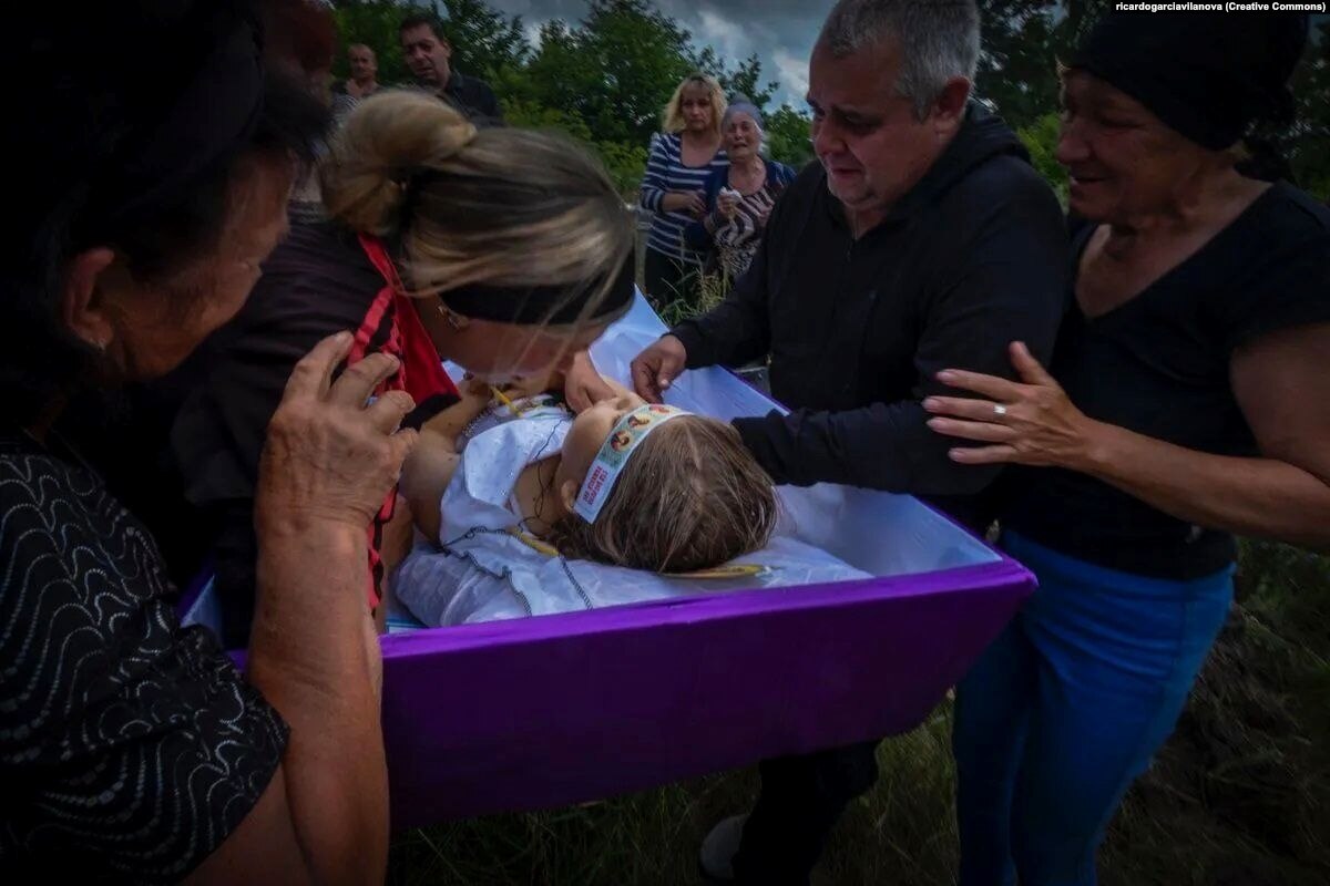 Приязна, відверта, яскрава. Завжди біля неї юрмились діти