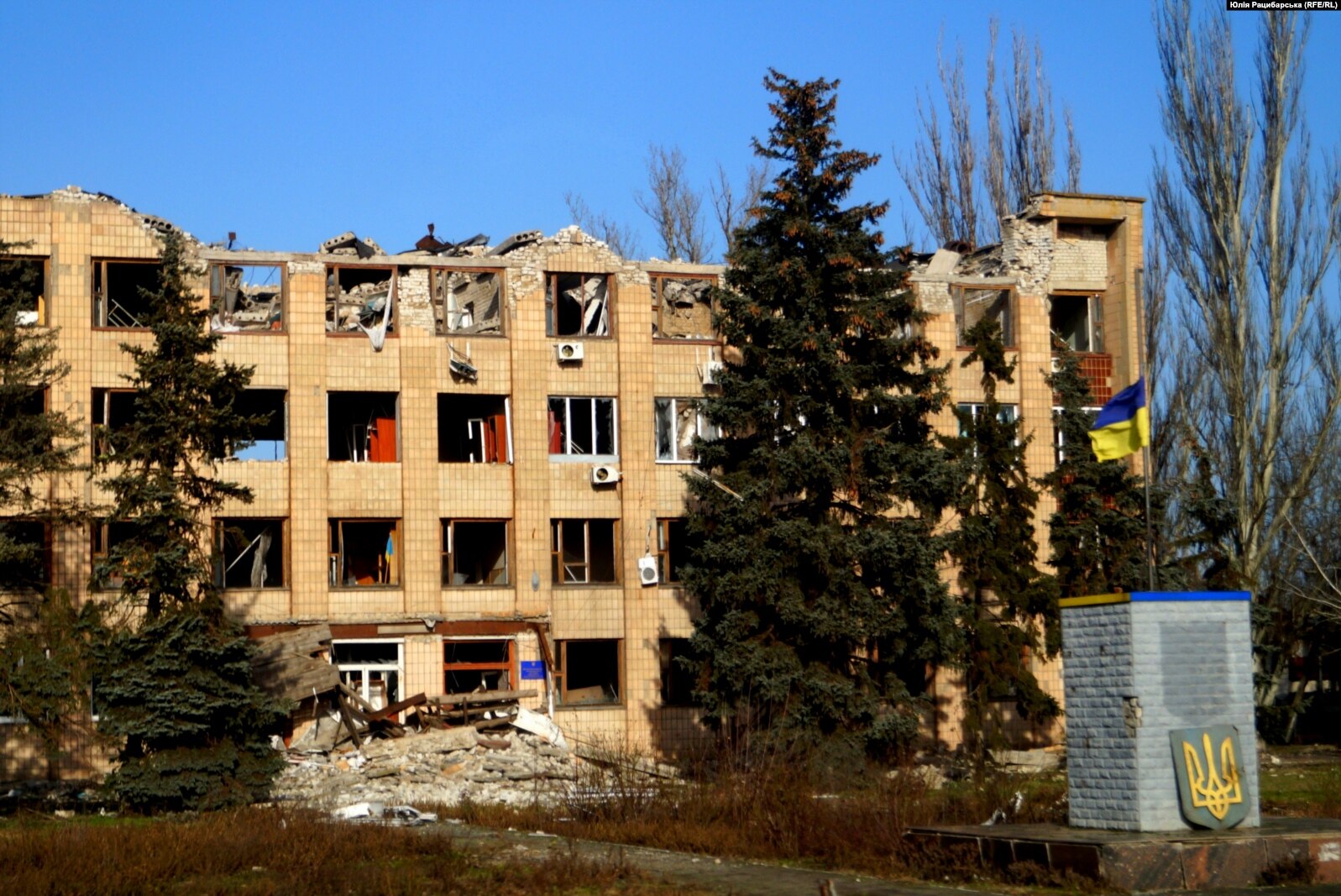 Не давали передати ліки, заїхали в хату танком