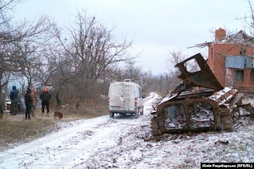 «Цуценя з перебитими лапами знайшли під Лиманом: назвали – Ліма. Один день із зооволонтером на війні»