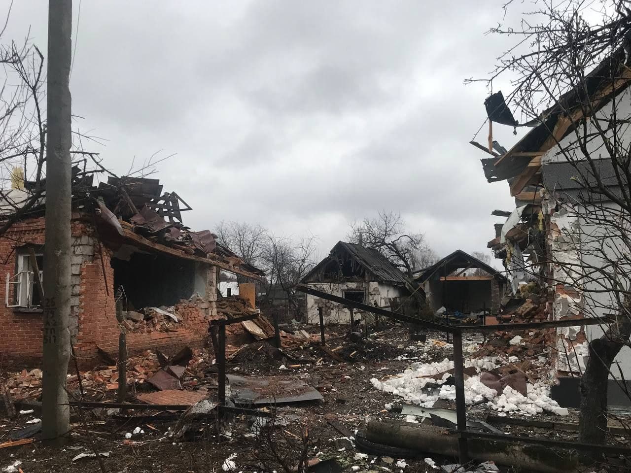 Вдень в будинок влетів осколок, а увечері подвір’я знову палало