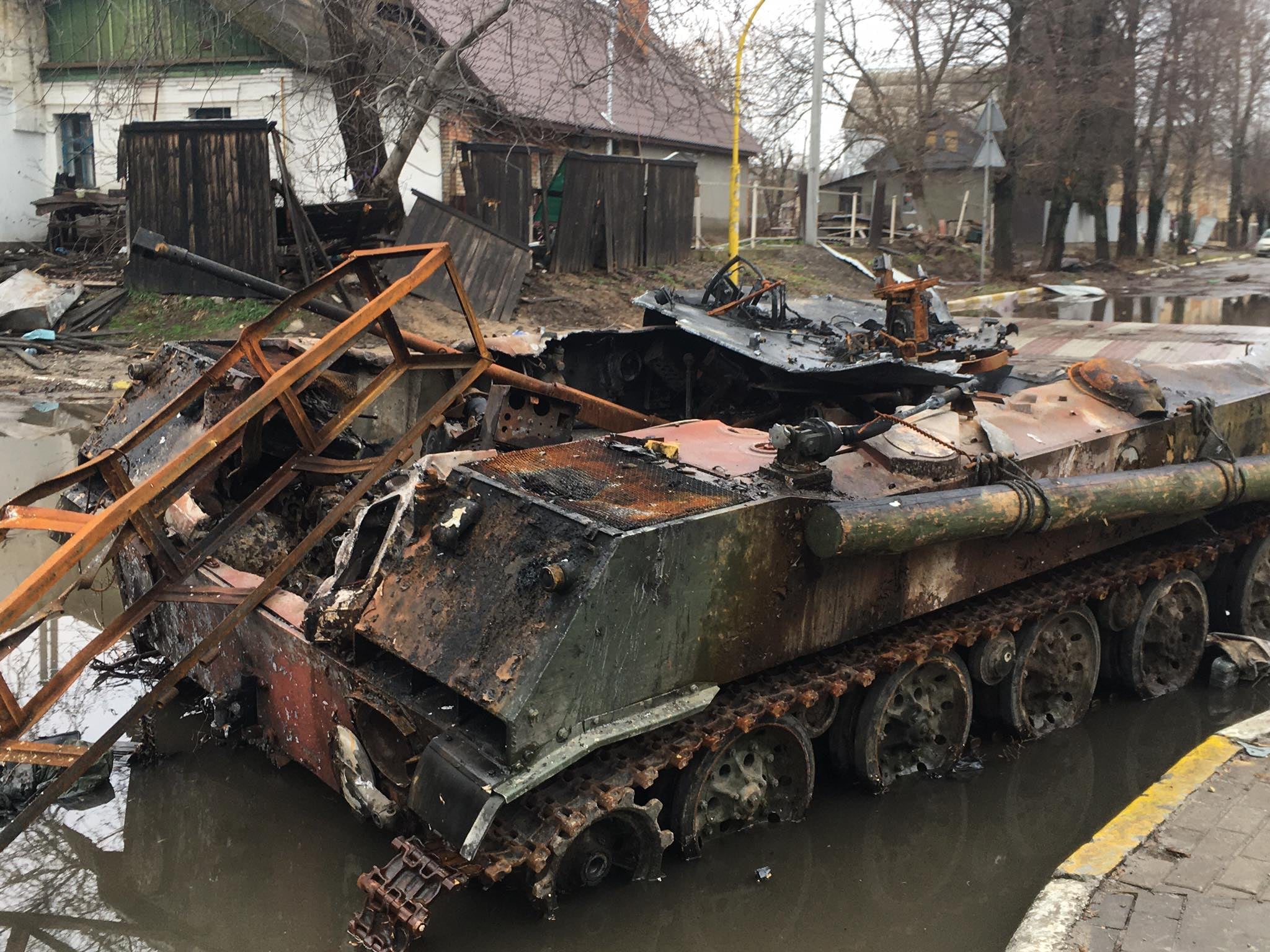 Ірпінські вулиці з обгорілими кістяками домів, зґвалтовані, понівечені