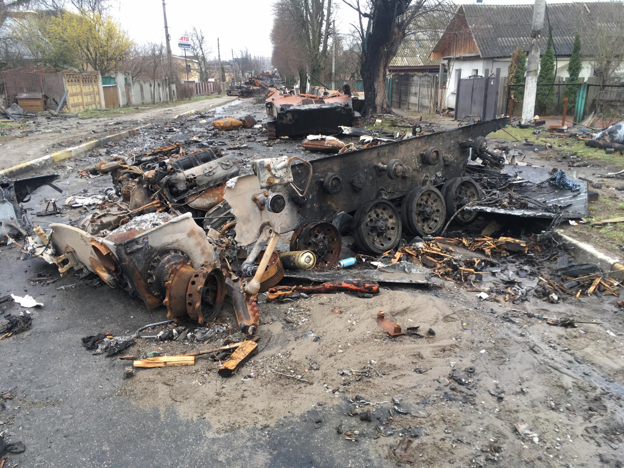 Ірпінські вулиці з обгорілими кістяками домів, зґвалтовані, понівечені