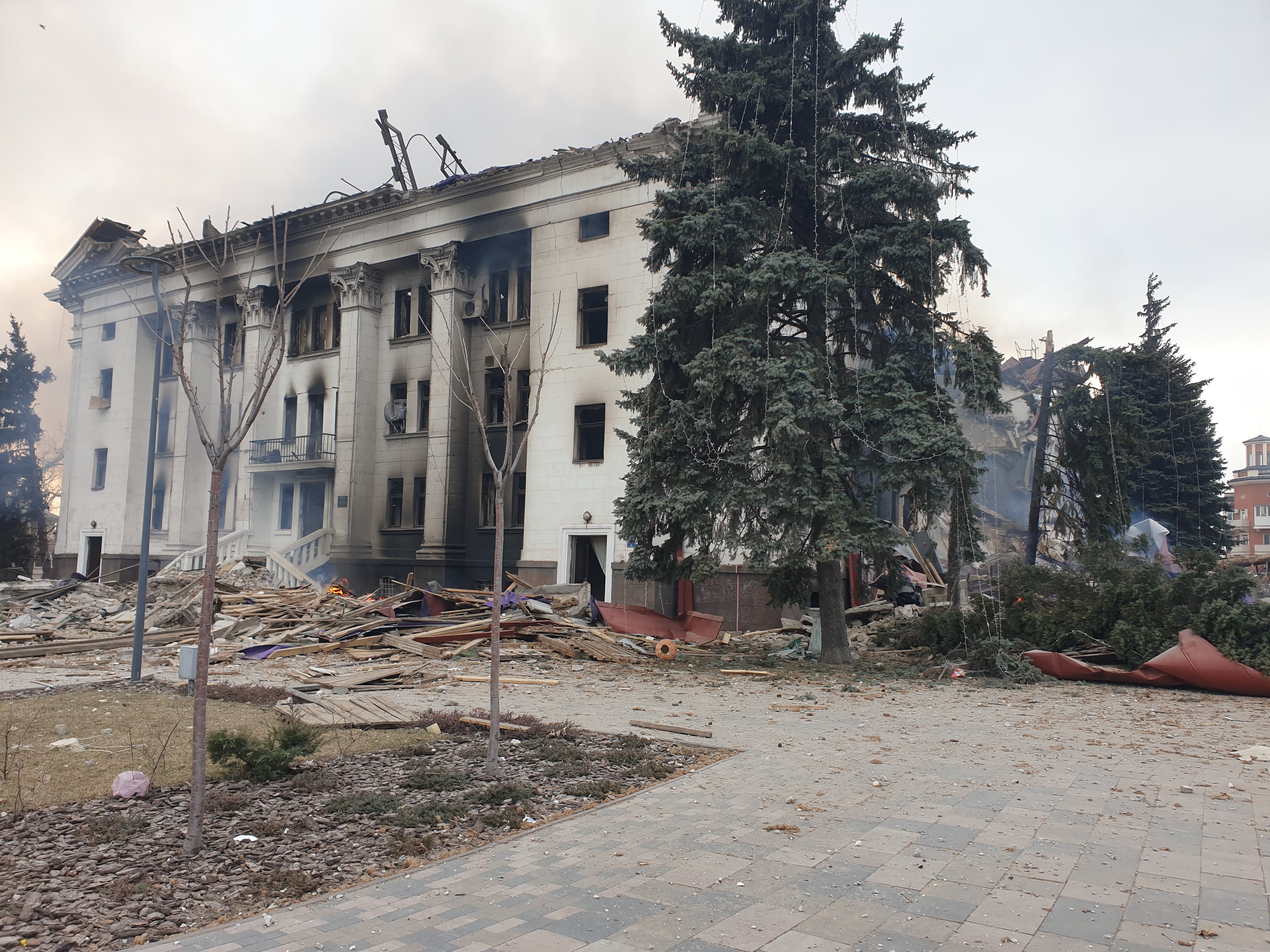 В Драмтеатрі з-під завалів стирчали напівживі люди, ми дивом вціліли