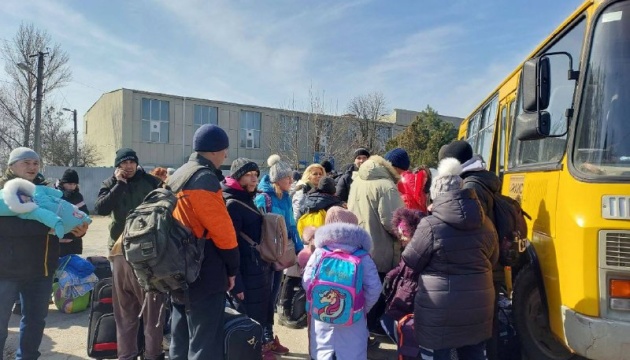 В Драмтеатрі з-під завалів стирчали напівживі люди, ми дивом вціліли