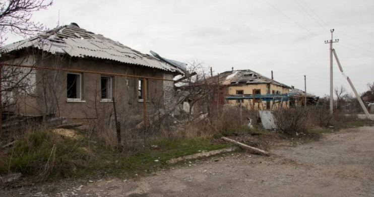 Через мій будинок потрапив снаряд до сусідки, дахи, огорожі, все побите було