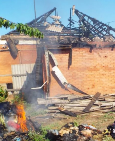 Дім згорів повністю, я залишилася в халаті, а дід в шортах