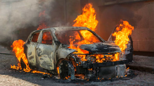 Рятуючись напівзруйнованим мостом, ми об’їжджали палаючі автівки