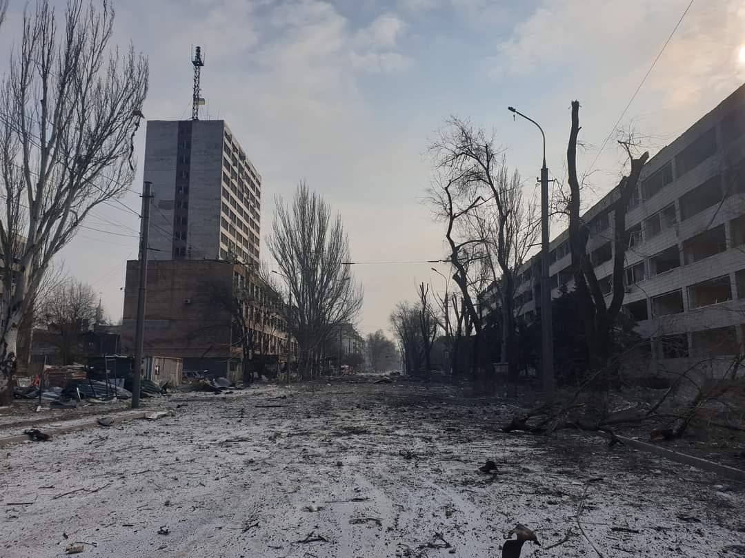 Вдруг появился самолет, скинул бомбу неподалеку, а потом полетел в нашу сторону