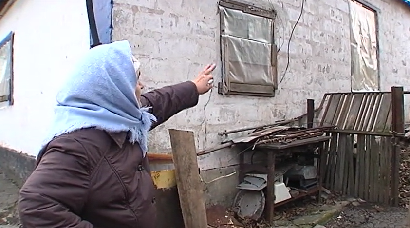 Я присів біля пральної машинки, голову закрив руками