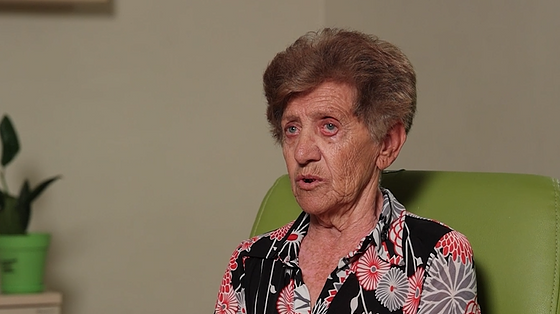 Лежу під деревом, думаю: Листя сиплються? Та ні - уламки!