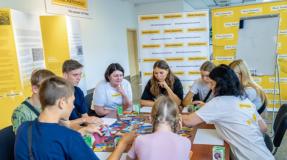 «Мовлення без слів»: Фонд Ріната Ахметова провів сеанс арттерапії для дітей, повернених із депортації