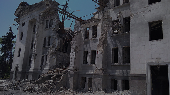 Чотири роки болю та пам’яті: історії очевидців авіаудару по Драмтеатру в Маріуполі, зібрані Музеєм «Голоси мирних» Фонду Ріната Ахметова