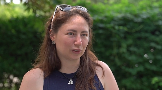 «Буває так, що виходимо плести і вночі – бо хлопцям на фронті терміново потрібні «кікімори» та сітки»