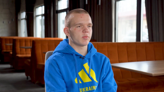 Я вистрибнув у вікно і почав відкривати двері автобусу, щоб врятувати людей