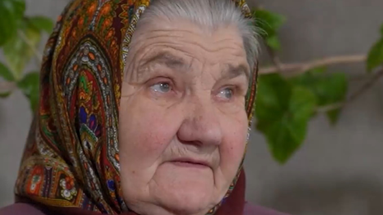 Не встигла й з хати вибігти, мене підняло під стелю