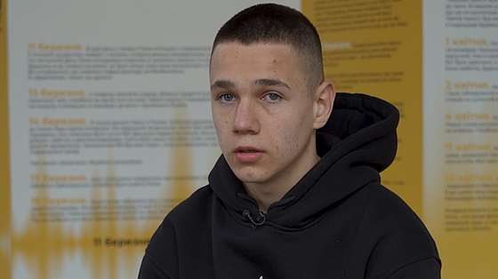 «Я вже четвертий рік шукаю маму»: історія 15-річного Сашка з Маріуполя увійшла до Музею «Голоси Мирних» Фонду Ріната Ахметова