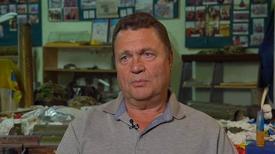 Цей уламок — від ворожого шахеду, який збив мій онук, захищаючи небо над Києвом