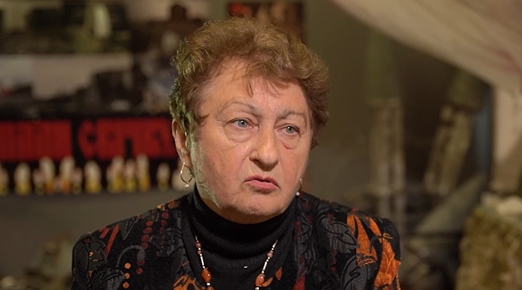У дворі апокаліпсис: дим, полумʼя, догорають авто, палає сусідній будинок