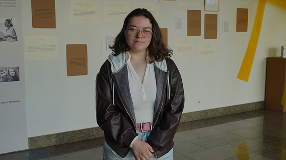 «Ховала навушник за волоссям і слухала українські пісні»: історія Юлії з Криму увійшла у Музей «Голоси Мирних» Фонду Ріната Ахметова «Ховала навушник за волоссям і слухала українські пісні»: історія Юлії з Криму увійшла у Музей «Голоси Мирних» Фонду Ріната Ахметова