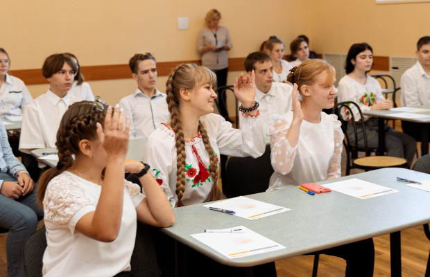 Фонд Ріната Ахметова розпочав опрацювання робіт школярів у рамках конкурсу есе «Один день