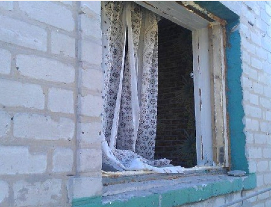 «В моем доме от обстрела выбиты окна»