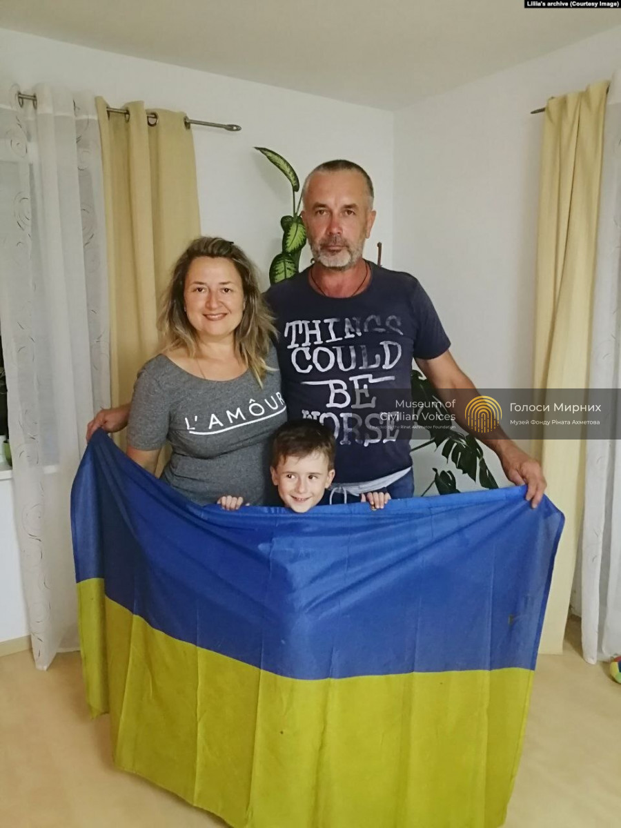 «Він пахне домом»: маріуполька вивезла з окупації прапор України, по якому їздили танки»