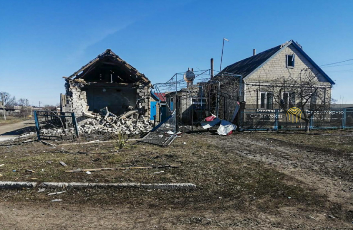 Над дахом пролетів літак. Мені здалося, що він зараз мені на голову впаде разом із дахом