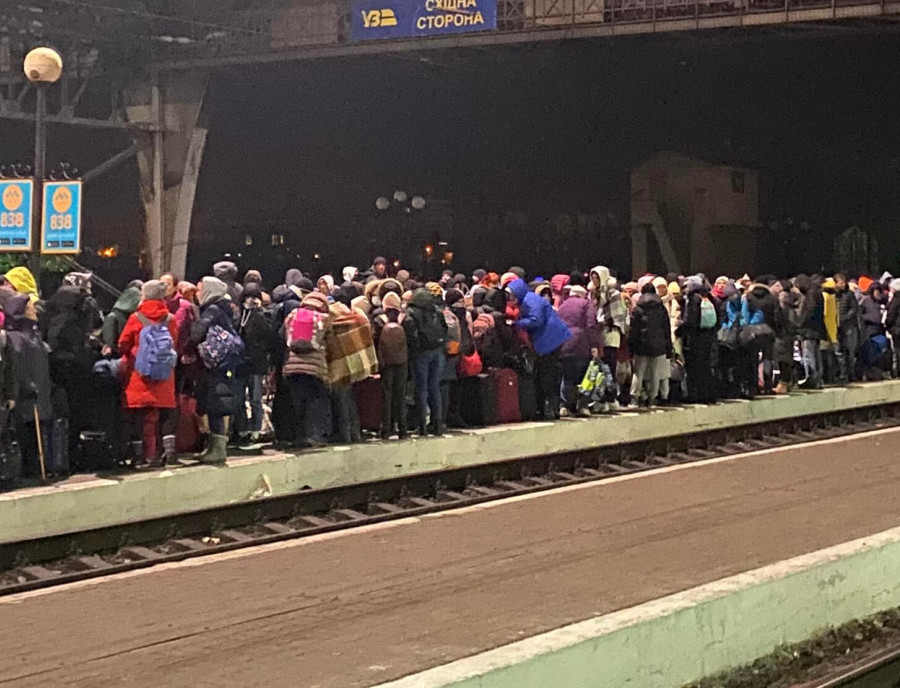 «Люди тіснилися у вагонах евакуаційного потяга, щоб врятувати свої життя»