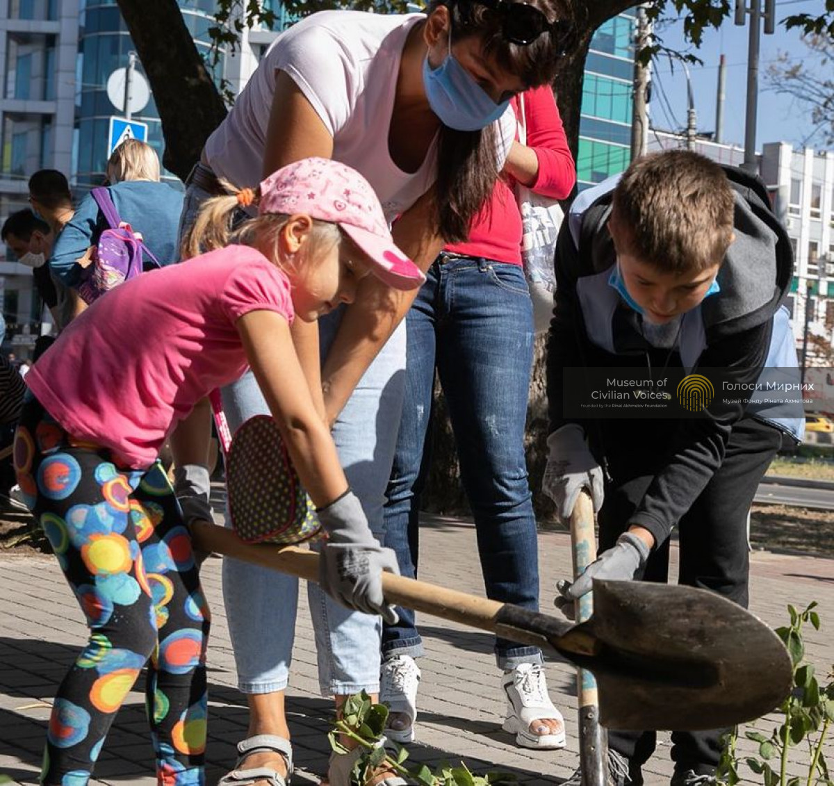 Місце сили: Фонд Ріната Ахметова заклав в Запоріжжі Алею троянд «Голоси Мирних